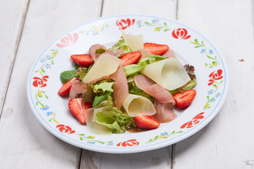 salad with strawberries