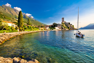 Obraz premium Town of Malcesine castle and waterfront view