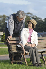 寄り添う老夫婦