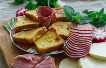 Toasted bread along with cheese and salt cooked for breakfast.