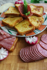 Toasted bread along with cheese and salt cooked for breakfast.
