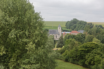 Obraz premium Eglise de la commune de Wavrans sur Ternoise et son église dans le Pas-de-Calais, France