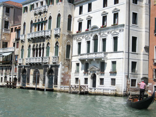 Fototapeta na wymiar Visite en gondole à Venise