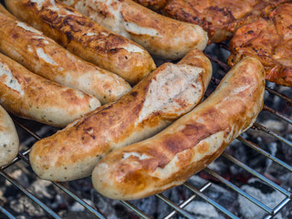 Bratwürste auf dem Holzkohlegrill