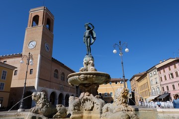 Fano (Italien/Marken), Glücksbrunnen (Fontana della Fortuna) vor dem Teatro della Fortuna