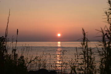 Fototapeta na wymiar Красивый закат на морском побережье. Отдых путешествие 