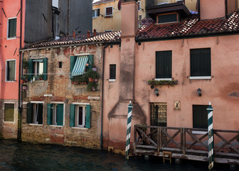 Fototapeta na wymiar alte schöne Häuser in Venedig