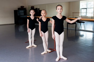 Obraz premium Girls are engaged in choreography in the ballet class.
