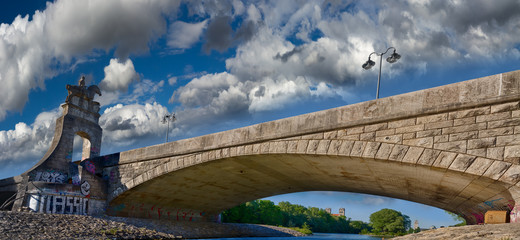 Wittelsbacherbrücke München Isar Wolken Himmel