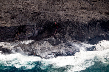 Glühende Lava fliesst ins Meer an der Südküste von Big Island, Hawaii, USA.