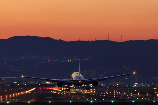 滑走路と飛行機と夕焼け空