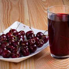 Спелая,свежая черешня и сок из черешни