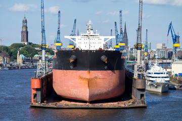 Massengutfrachter im Schwimmdock einer Werft