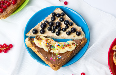 Sweet sandwiches with fruit and cream