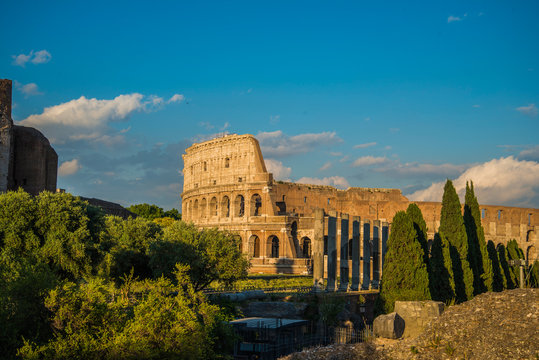 Kolosseum aus der Antike in Rot Italien zur Abendd&auml;mmerung im Sommer.