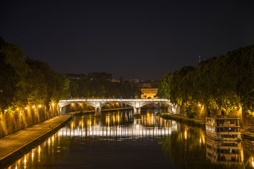 Fototapeta premium Brücke über den Tiber in Rom Italien bei Nacht. 