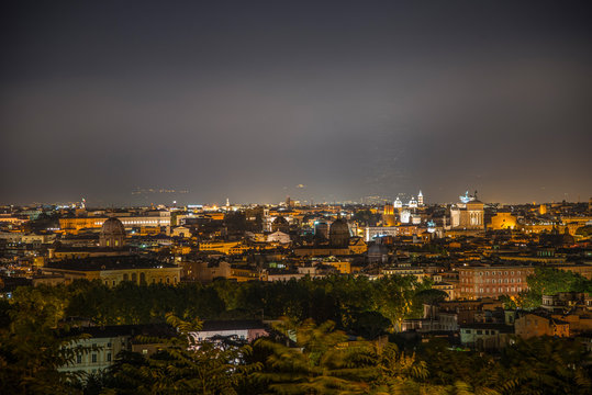 Panorama &uuml;ber Rom Italien bei Nacht