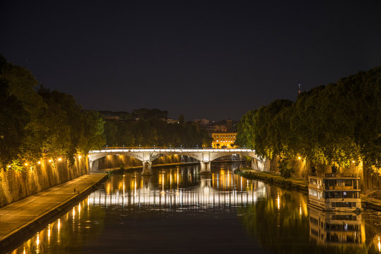 Br&uuml;cke &uuml;ber den Tiber in Rom Italien bei Nacht. 