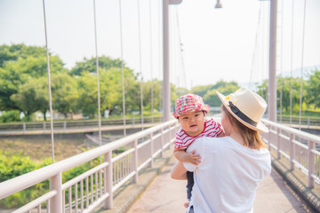 赤ちゃんを抱っこするお母さん