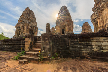 Fototapeta na wymiar Eastern Mebon Tempel in Angkor im Gegenlicht