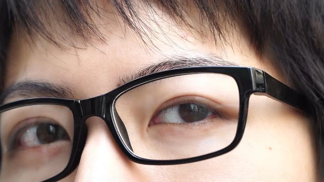 ビジネスマン　メガネ　真剣な表情　最後に町並みフォーカスイン　東京　日本橋　金融街