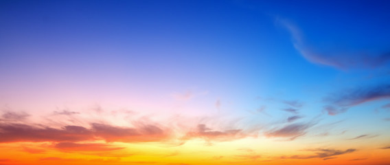 Obraz premium Kolorowe niebo o zachodzie słońca