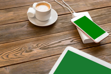 powerbank charging a smartphone