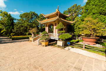 Obraz premium Old Temples in Da Lat, Vietnam. Linh Son pagoda