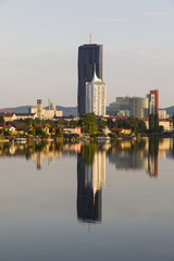 Obraz premium Blick über die Alte Donau zur Donauinsel in Wien