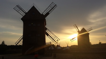 Wiatraki o zachodzie słońca © Gordiana