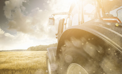 Obraz premium Traktor bei der Ernte