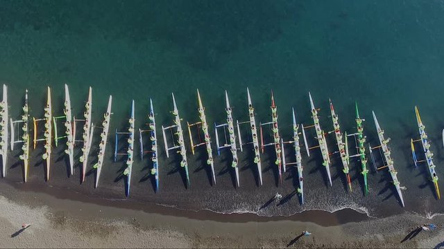 bateaux (pirogue) vu de haut avant d&eacute;part d'une course