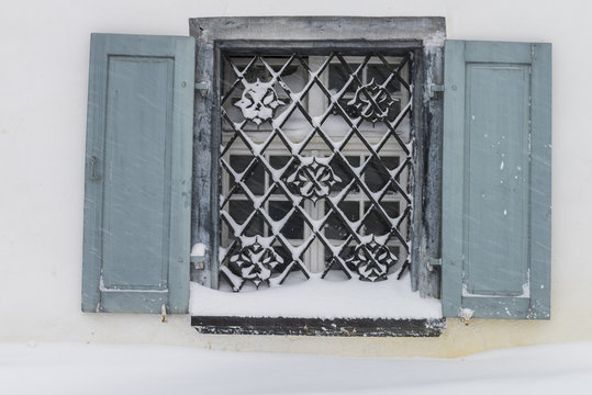 Window in Snow Parpan