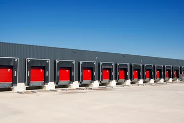 Photo sur Plexiglas Bâtiment industriel Rangée de quais de chargement avec portes d& 39 obturation dans un entrepôt