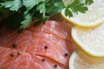 raw salmon with parsley, pepper and lemon