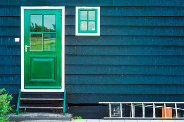 Obraz premium Green door entrance of a dutch windmills from Zaanse Schans, the Netherlands