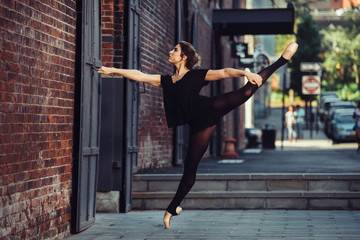 Fototapety  Elegancka tancerka baletowa kobieta tańczy balet w mieście