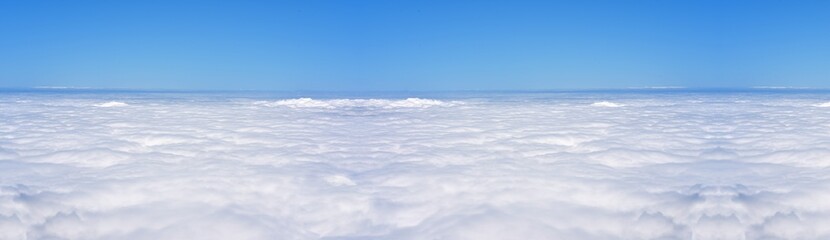 Obraz premium Blue sky with line of clouds.