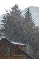 Regen im Sommer mit Haus, Dach und Bäume