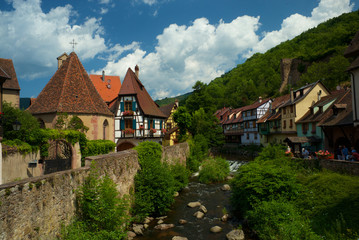 Fototapeta na wymiar Kaysersberg, avec ses nombreuses maisons à colombages, son beau centre historique et son château impérial (Kaysersberg signifie la montagne de l'Empereur) en ruine dominant la ville