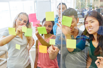 Studenten als Gründer beim Brainstorming
