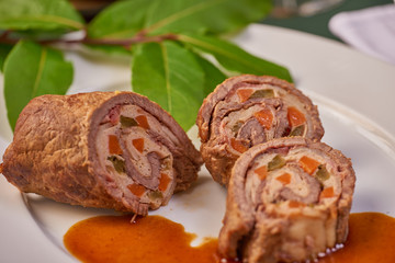 Braten gefüllt selviert mit Soße und Deko