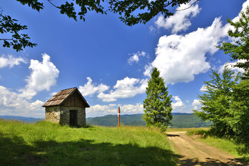 kapliczka na turystycznym szlaku w Beskidach © Jurek Adamski