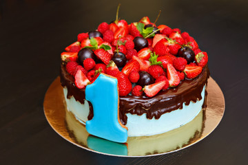 Cake with fresh fruit and gingerbread as a unit