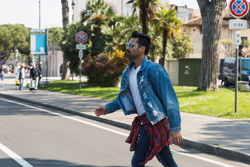 Obraz premium Handsome man posing in an urban context