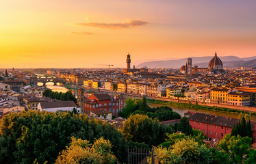 Zonsondergangmening van Florence, Ponte Vecchio, Palazzo Vecchio en Florence Duomo, Italië