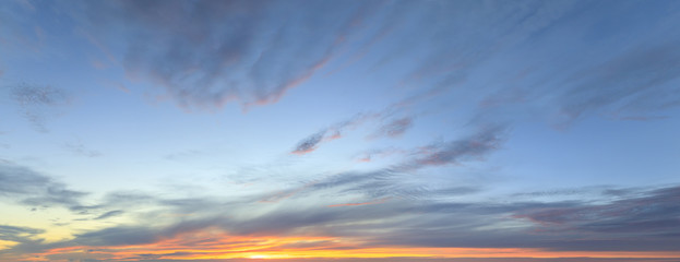Naklejka premium Panorama nieba o zmierzchu