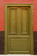 Obraz premium Traditional oil green exterior door frame.