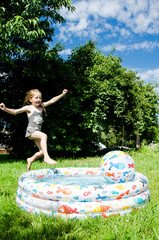 Dziewczynka skacząca do basenu