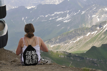 junge frau sitzt auf dem nebelhorn